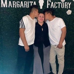 Meet your Posher, Dinora